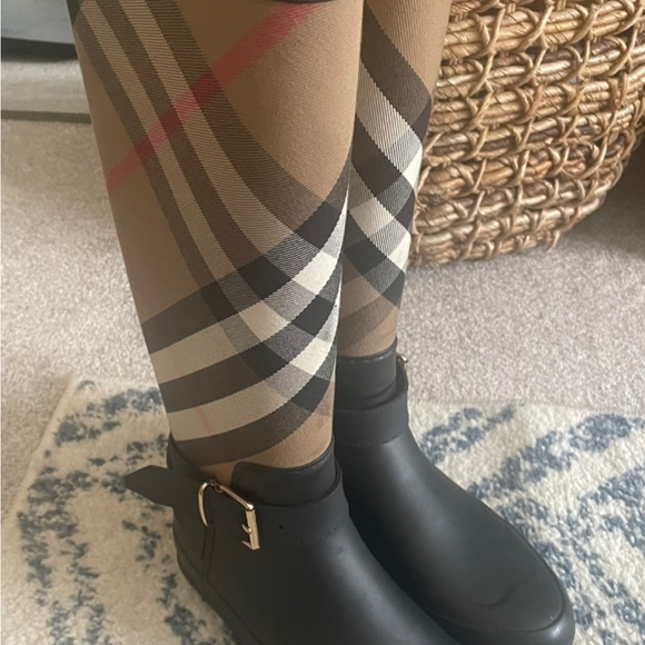 No longer fits my shoe size.  Wore 1-2 times at max.  Do not have the box. - Picture 4 of 9